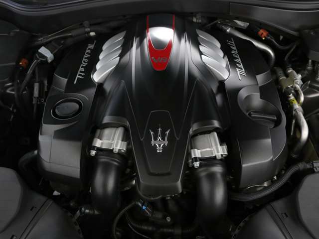 クアトロポルテGTS用をベースに相当な範囲を設計し直した3.8L V8ツインターボエンジン。