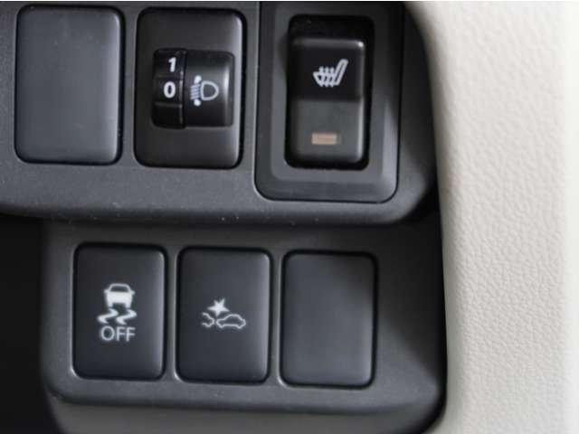 運転席シ－トヒ－タ－スイッチ、ライトレベリングスイッチ、横滑り防止スイッチ、衝突被害軽減ブレ－キスイッチONOFFできます。
