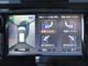 インテリジェントパーキングアシストは、車庫入れ、縦列駐車を補助する機能です。 アラウンドビューモニターのトップビュー画面で設定した駐車目安枠付近へ駐車するように自動でハンドル操作をします。