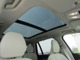 開放感をもたらすチルトアップ機構付電動パノラマ・ガラス・サンルーフ。ワンタッチで開閉可能です。チルト機能もついており、高速走行時でも、巻き込み風の影響が少なく車内の空気を入れ替えられます。