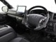 運転席周りに黒木目マホガニー調加飾やダークシルバー加飾を施し、高級感のあるインテリアデザインが採用されています。