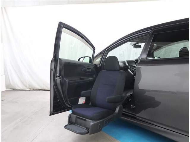 【機能】助手席シートは電動操作で車外へ移動可能なリフトアップシートになります。