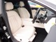 運転席、助手席シートは電動にて調整可能なパワーシートにシートヒーター、シートメモリー機能完備。切れや擦れなども無く新車卸したてのような状態となります。数少ないオブシディアンブラック外装色に白革シート