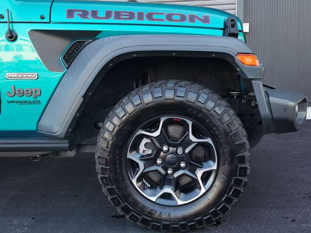 Rubicon専用17インチホイールと【BFGoodrich】オフロードタイヤを装備します。外装色ビキニP/Cとの相性もばっちりですね！