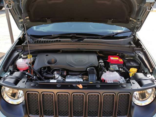 認定中古車には100項目におよぶ点検整備を実施。Jeepの指定を受けた専任のメカニックによる作業にて徹底した品質をお届します。