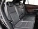 プレミアムナッパ本革(ブラック)のシートが採用されています。前後席間の間隔延長と前席シートバック形状の工夫で、ゆったりとくつろげる後席空間を確保しています。