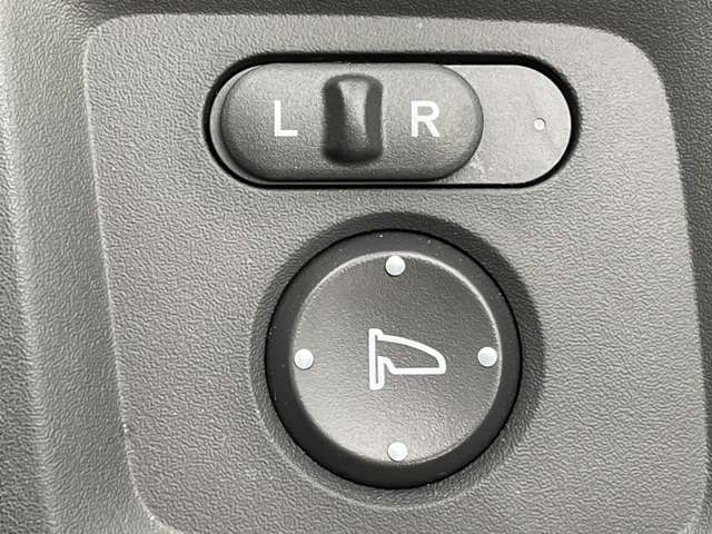 ◆【電動格納ミラー】運転席のスイッチで、ドアミラーの開閉や角度の調整ができます。