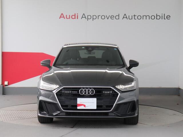 Audiの象徴であるシングルフレームグリルをよりワイドで低くシャープなデザインとすることでワイド＆ローのフォルムを協調しています。