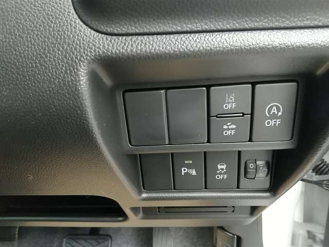 運転席左側スイッチ関連☆車線逸脱警報や横滑り抑制装置、パーキングセンサー等の安全機能を備えております♪