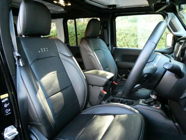 アップライトに着座するシートは、操作に力もはいりやすく、車両感覚も掴みやすいと好評です。