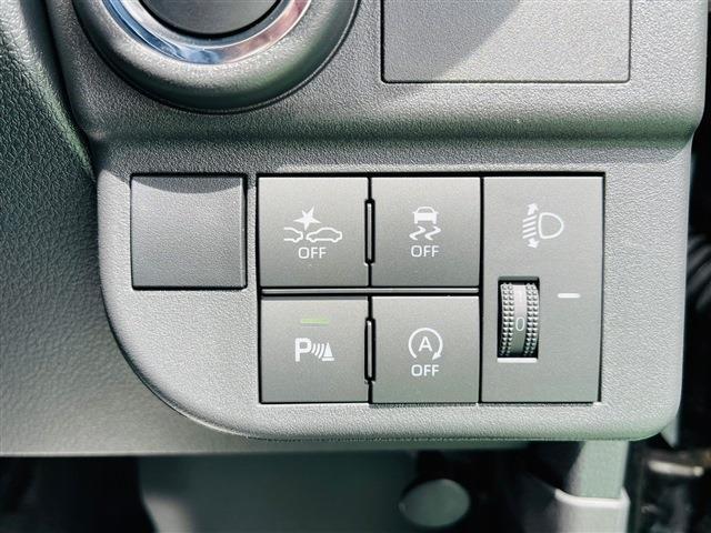スマートアシストの操作スイッチはプッシュスタートボタン下にまとめてあります。安全性能もしっかり装備されています！