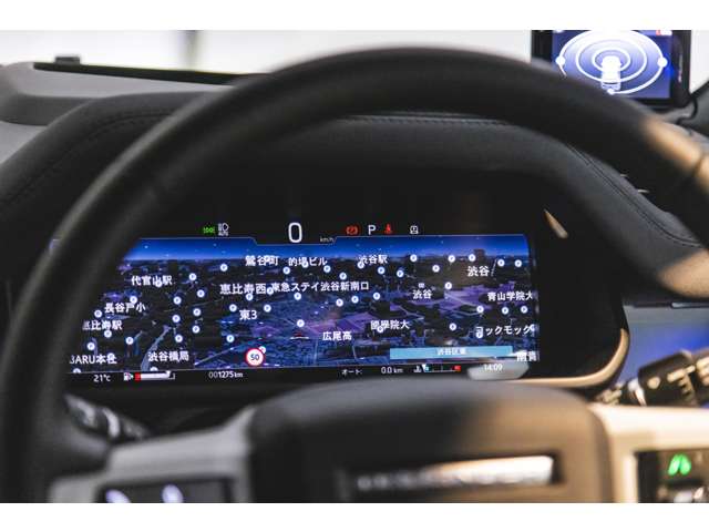 12.3インチインタラクティブドライバーディスプレイでは、表示する車両データや走行データを自由に設定できます。オプションのヘッドアップディスプレイは、主要な情報をウィンドスクリーンに映し出します。