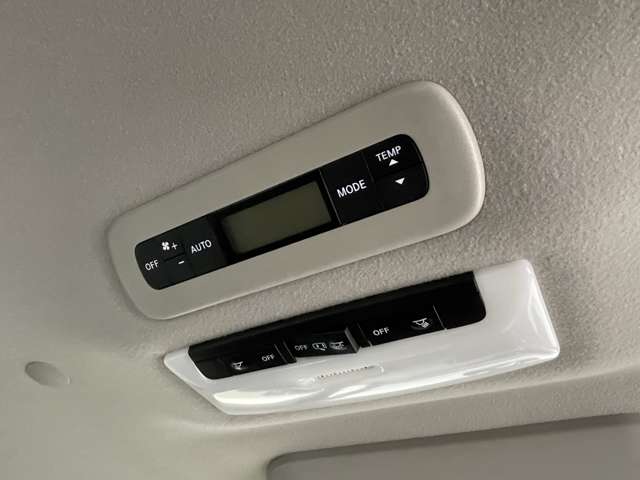 【Ｗエアコン（後席エアコン）】エアコンが前席に加え、後部座席用にも独立して設置されていており、暑い夏でも寒い冬でも、車内に快適な空気を届けるので、いつでも快適な車内空間を創り上げます！