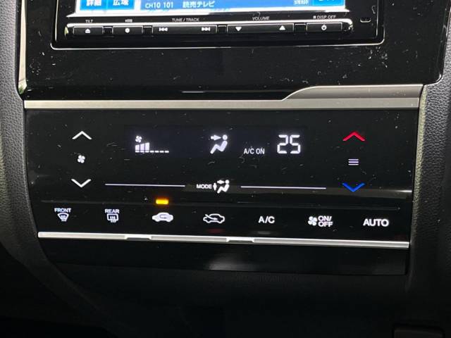 【オートエアコン】一度お好みの温度に設定すれば、車内の温度を検知し風量や温度を自動で調整。暑い…寒い…と何度もスイッチ操作をする必要はありません。快適な車内空間には必須の機能ですね♪