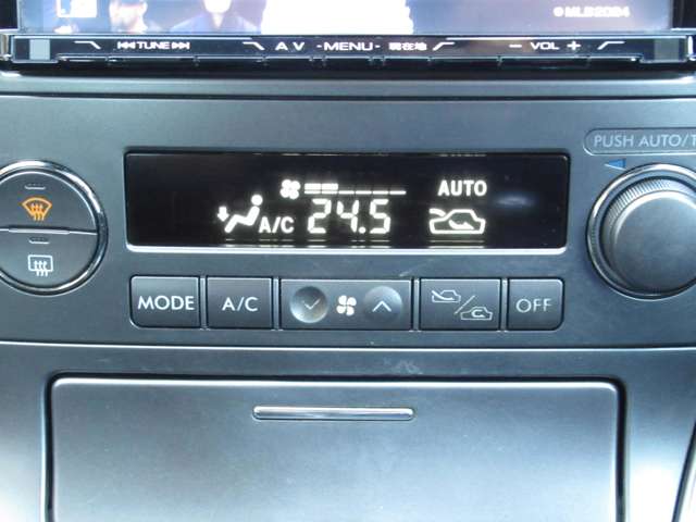 オートエアコン付きです☆風の温度や風量など自動調整してくれます。一定の温度にセットするだけで自動的に車内を設定温度に保ってくれるので快適です♪