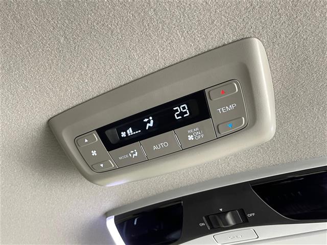 【後席エアコン】後席にもエアコンがついておりますので、車内全体を快適な温度に調節いただけます♪