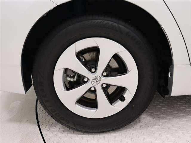 タイヤサイズは１９５／６５Ｒ１５！残り溝は６ミリ程度です！純正アルミホイール＋キャップ！ホイールキャップに傷があります。