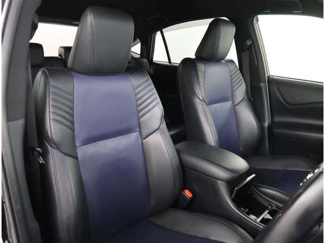【フロントシート】本革仕様の電動フロントシートにはシートヒーター・クーラーが付いています。
