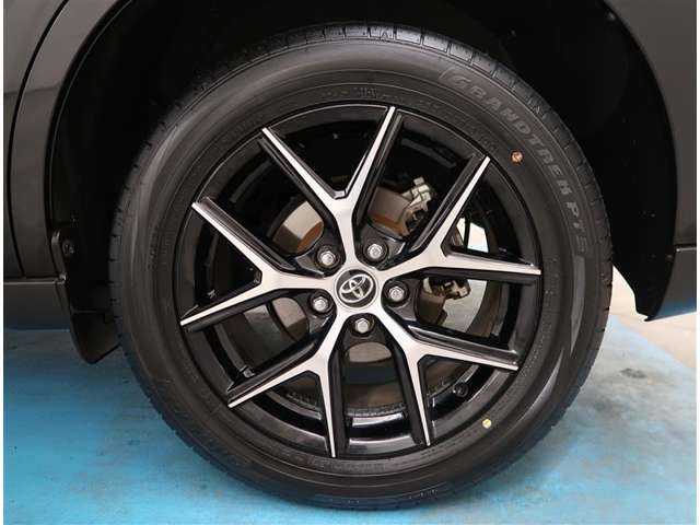 【タイヤ・ホイール】タイヤサイズ235/55R18の純正アルミホイールです。タイヤ溝は約８ｍｍになります。