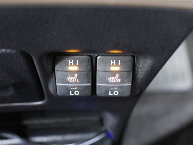 【快適温熱シート】運転席のＨｉｇｈとＬｏｗの２段階に温度調節の操作が可能なため、座る人と室内温度にあわせた快適なシート温度が得られます♪
