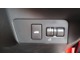 トランクオープナーは高級車でも採用される電磁オープナー式。少し長めにスイッチを押すとロックが解除されトランクが開きます。トランクオープナースイッチ右となりのスイッチはメーターの明るさ調整のスイッチです
