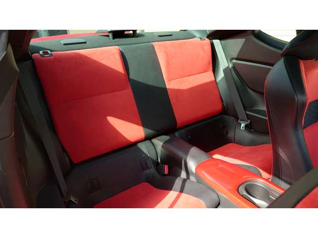 リヤシートも目立ったキズや汚れもなく綺麗な状態です。「８６」の後部座席は左右独立式になっており、フラットでシンプルなデザイン。しっかり体を支えてくれる３点式シートベルトが備わっているのも特徴です。