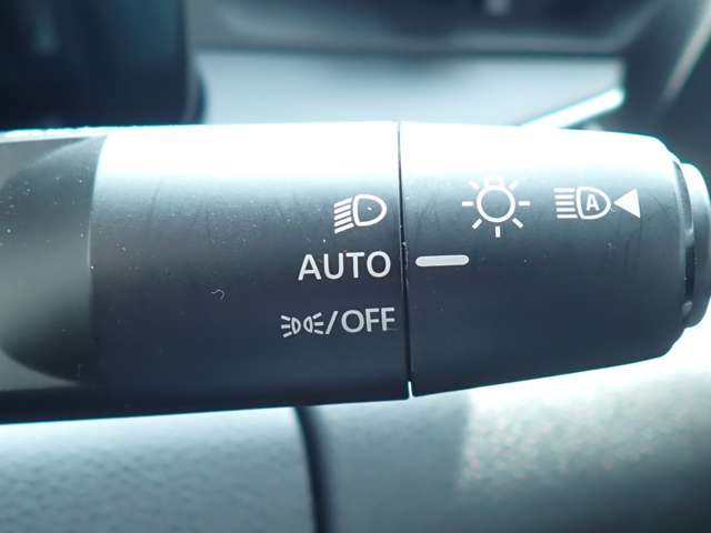 オートライト機能が装備されており暗い場所に入ると車両が検知しライトのON・OFFを自動的に切り替えてくれますので非常に便利な装備です♪