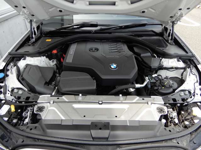 2.0L直列4気筒BMWツインパワー・ターボ・エンジン。出力135kW〔184ps〕/5,000rpm（カタログ値）、トルク300Nm〔30.6kgm〕/1,350-4,000rpm（カタログ値）