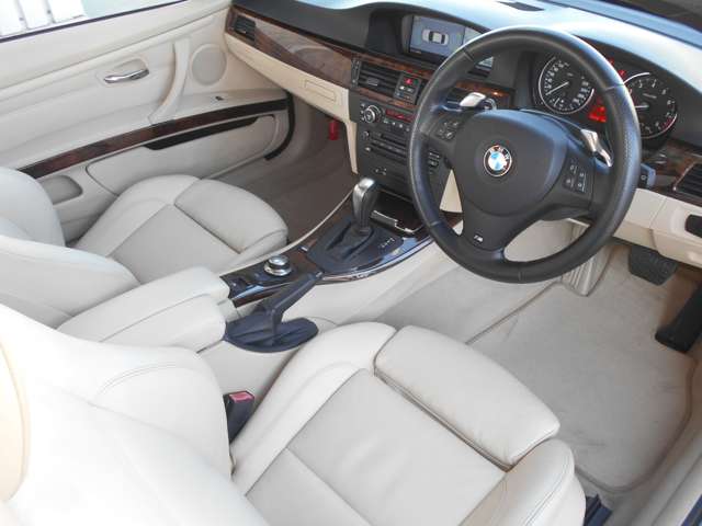 BMWの車両はドライバーが主役で室内が設計されているのでセンターコンソールやインパネがドライバー側に向けられており運転者が操作しやすいようになっています。
