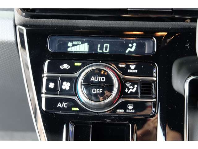 【オートエアコン】一度お好みの温度に設定していただくと、車内の温度を検知し風量や温度を自動で調整。何度もスイッチ操作をする必要がないので楽ちんですね♪