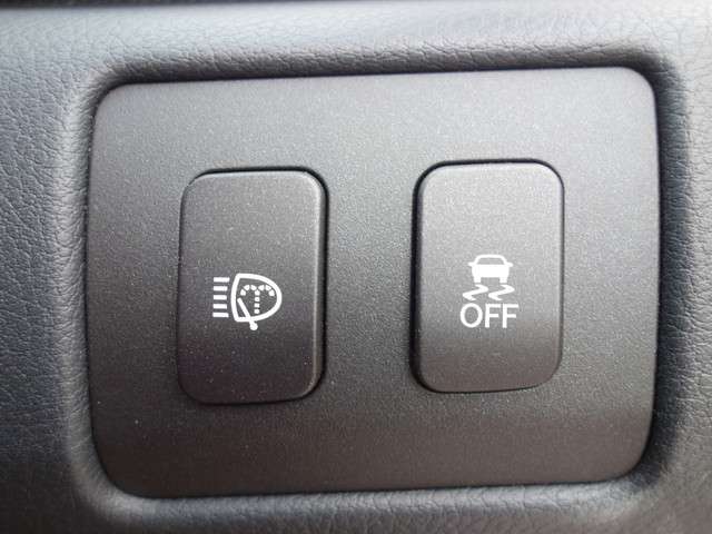 左からヘッドライトを洗浄してくれるヘッドライトウォッシャー、カーブの際に車が外側に膨らんだり、内側に巻き込んだりするのを抑える横滑り防止機能のスイッチが搭載されています。