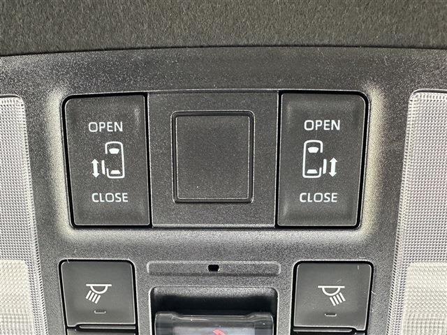 【両側パワースライドドア】スマートキーや運転席のスイッチでスライドドアの開閉が可能です。電動なので小さなお子様でも開閉が可能です。