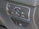 常に強力なロック機能を発揮する電動式のサイドブレーキスイッチや輸入車独特のダイヤル式ヘッドライトスイッチ類などは運転席則口そばのこちらに集約されています。