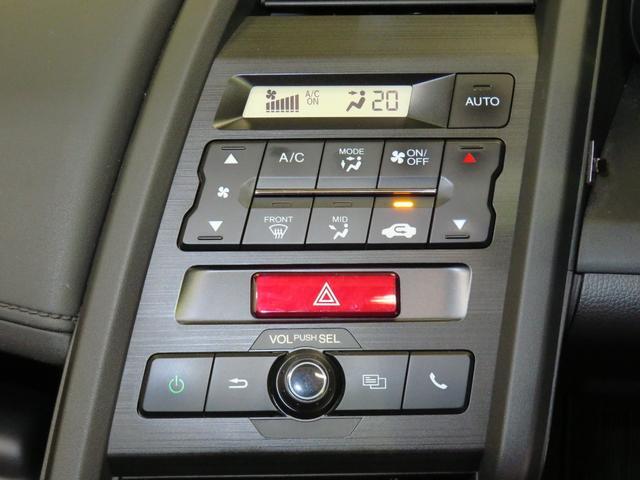 プッシュ式オートエアコン　温度設定をすれば、自動で車内の温度管理をしてくれます。センターディスプレイ操作ＳＷもここにあります。