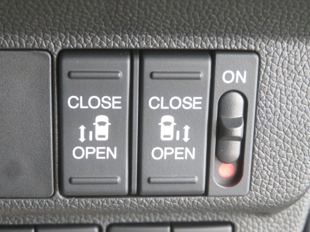 簡単操作で開け閉めラクラクの左側電動スライドドア装備です。右側スライドドアは手動開閉です。小さなお子様からお年寄りまでボタン一つで簡単にドアの開閉が可能です！