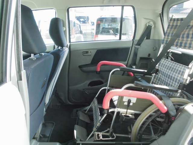 リアシートは脱着式になっており、取り外すことが可能です。リアシートを外すと、車いす利用者の膝前のスペースも広々です。