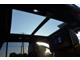電動パノラミックガラスルーフは、車内の開放感を一気に高めてくれる豪華装備で御座います。