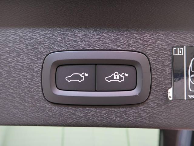 【パワーテールゲート】スマートキーや運転席のボタンを押すだけでリアゲートが自動で開閉します！荷物を持っている時や、高い位置にあるテールゲートを閉める際に便利な機能です。