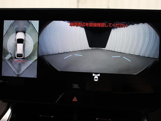 車両を上から見たような映像をナビ画面に表示するパノラミックビューモニター(シースルービュー機能付)搭載。運転席からの目視だけでは見にくい、車両周辺の状況をリアルタイムで確認できます。