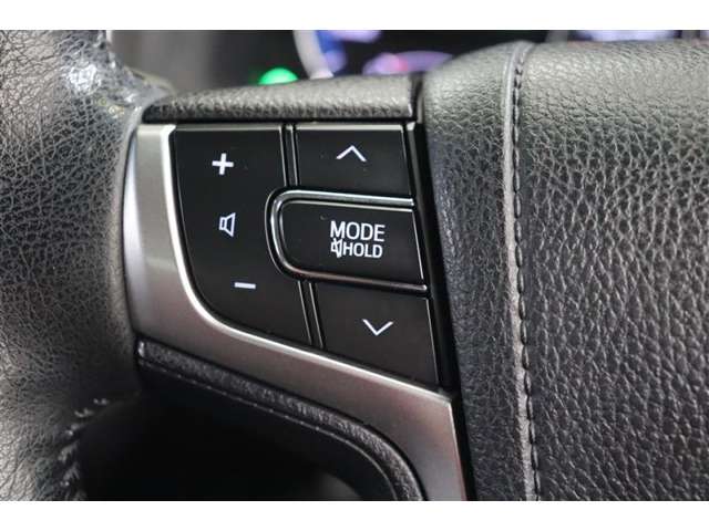 ステアリングスイッチでハンズフリー電話や音声認識、オーディオ操作やマルチインフォメーションディスプレイ内の表示切替えなどが出来ます。走行中に視線を逸らさず出来る手元操作は安全運転につながります。