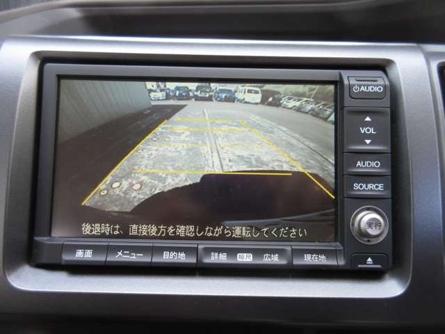 バックカメラ搭載なので後退時に車の後ろがモニターに映し出されます。