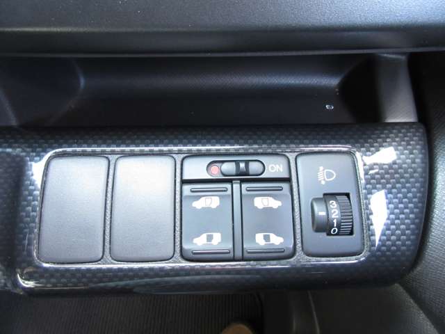 リアスライドドアは両側電動☆運転席のこのボタンで操作可能です。