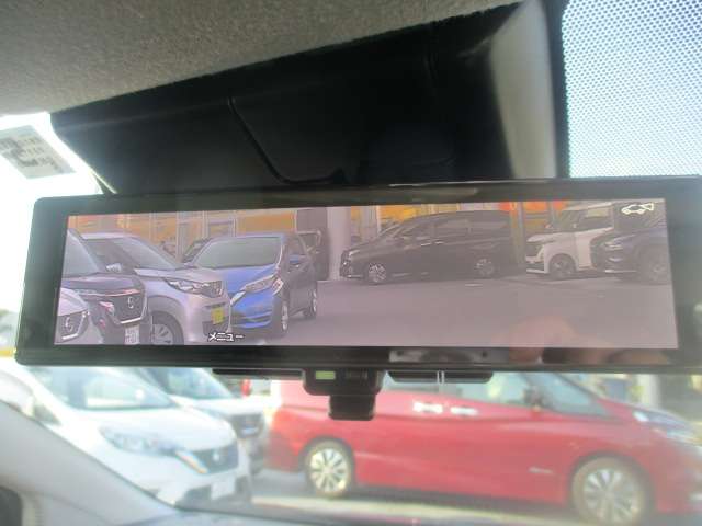 後方をカメラで映し出すインテリジェントルームミラー！ルームミラーの下のスイッチで鏡からカメラに切り替わるので、後方確認の時に後席の人が映りこまないから、走行中に車の後ろがよく見えて快適。