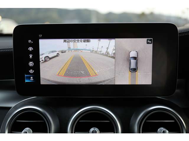 【３６０度カメラシステム】リバースと連動し、車両後方の映像をディスプレィに表示歪みの少ないカメラにより鮮明な画像で後退の運転操作をサポートします