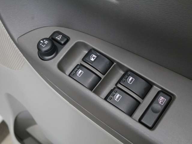 ★電動格納ドアミラー★狭い駐車場で大活躍！ボタン１つで自動で格納します。ひと手間が減る嬉しい機能です。