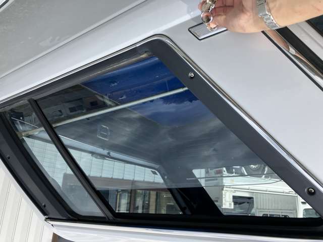 セドグロバンでここのクォーターガラスが作動する車両は1割以下と言われております。こちらの車両は外から鍵でも開閉可能ですし、運転席からスイッチからでも開閉可能となっております。両方は完動は初めてみました
