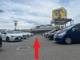 店舗まで徒歩で直進してください。