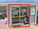 店舗入り口です。オートドアなのでベビーカーや車椅子のご来店も安心です。