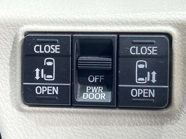 両側電動スライドドアの開閉も運転席からワンタッチでらくらく操作ができます。