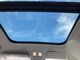 ◆サンルーフ／UVカット仕様の電動パノラマガラスサンルーフ。澄みきった青空を車内に取り入れ、爽快感あふれる毎日に